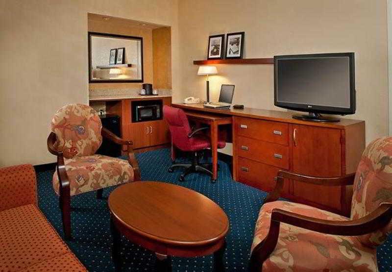 Hotel Courtyard Charlotte Arrowood Chambre photo